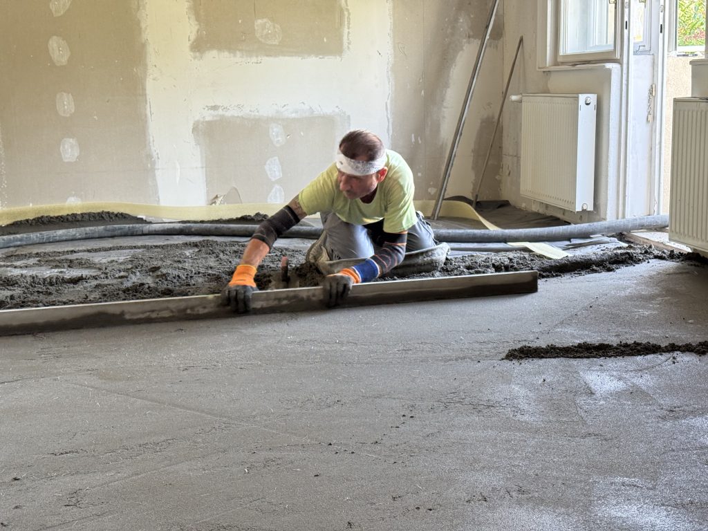 solymáron estrich beton húzás léccel, sima felület képzése